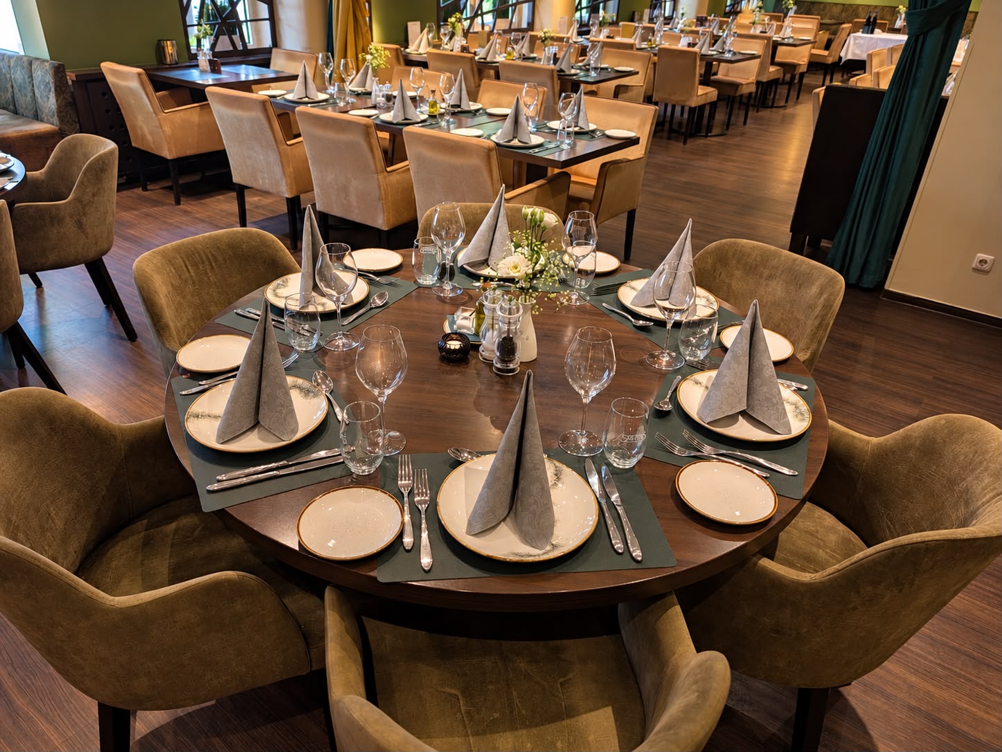 Gedeckte Tische im twenty9 Restaurant