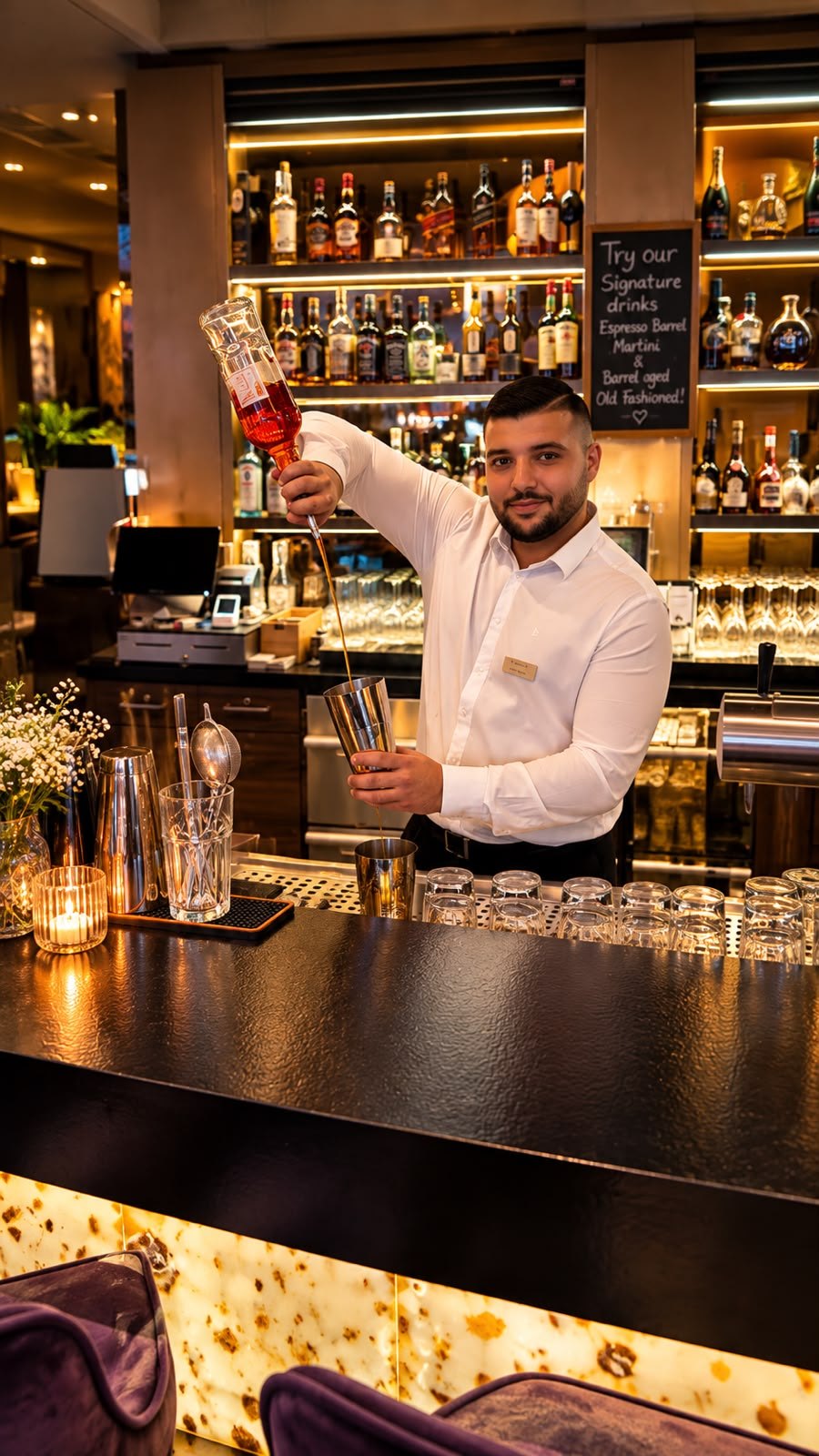 Bartender beim Mixen eines Drinks an der twenty9 Bar
