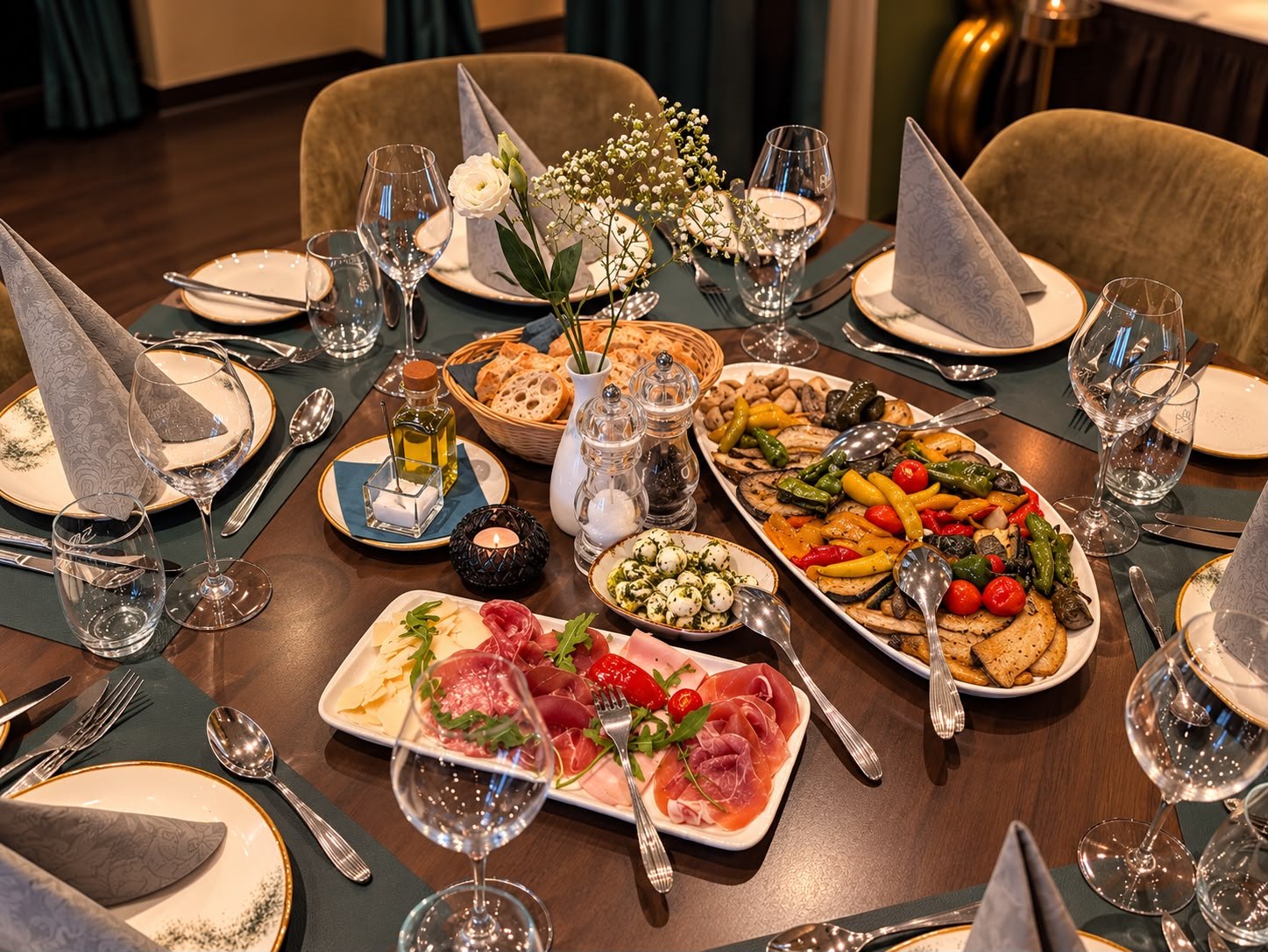 Gemeinsames Buffet mit Antipasti und gedeckten Tischen